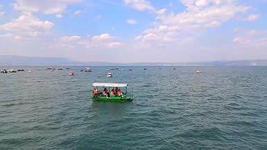 夏季水面划船游玩场景实拍视频的预览图